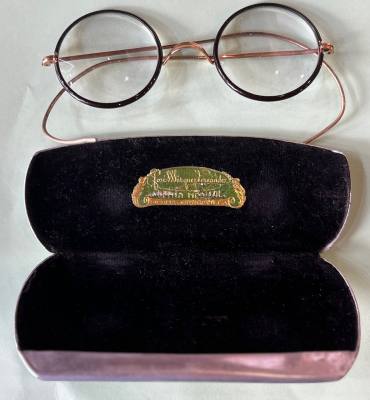 CREXP551 GAFAS ANTIGUAS CON PATILLAS DE ORO EN SU ESTUCHE