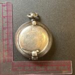 RARO ESTUCHE SOVEREIGN DE LA EPOCA EDUARDINA DE FORMA CIRCULAR, CON TAPA ABTIBLE ASEGURADO CON PESTILLO 1902