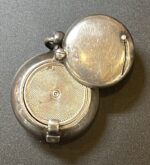 RARO ESTUCHE SOVEREIGN DE LA EPOCA EDUARDINA DE FORMA CIRCULAR, CON TAPA ABTIBLE ASEGURADO CON PESTILLO 1902 - Imagen 2